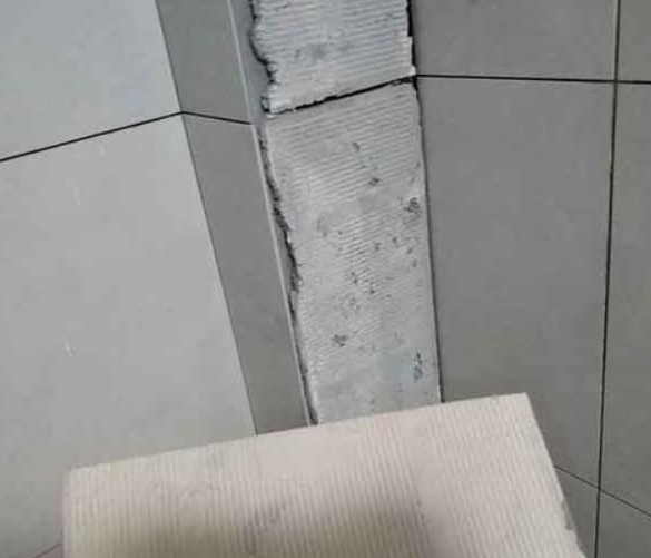 马村瓷砖空鼓维修公司分享下厨房瓷砖脱落的补救措施。